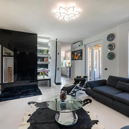 K10 Luxury House, Pool, Jacuzzi, Gym, Private Garden Villa Lipomo