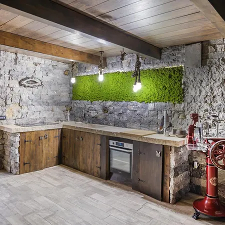 K10 Luxury House, Pool, Jacuzzi, Gym, Sauna, Private Garden Villa *